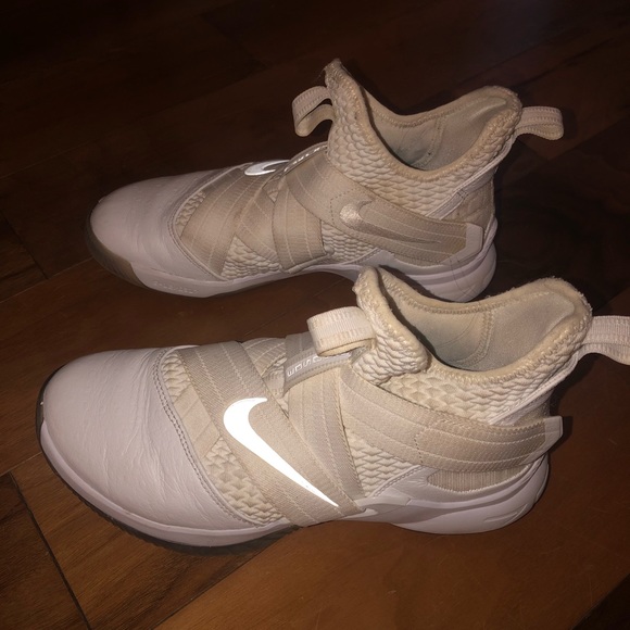 WHITE LEBRON SOLDIER XII SFG - Picture 3 of 4